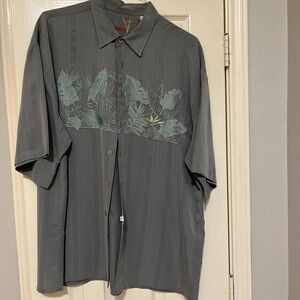 Gray Short Sleeve Button-Up Shirt with Leaf Design Bamboo Cay